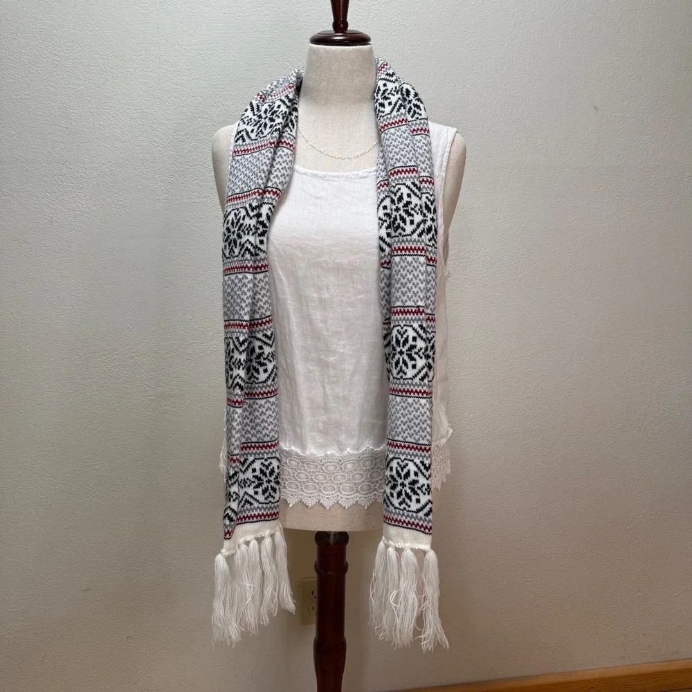 Maurices Fair Isle Nordic Knit Winter‎ Gray Black Red Tassel Fringe Scarf OS